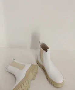 Nomia Kai Boot White/Beige